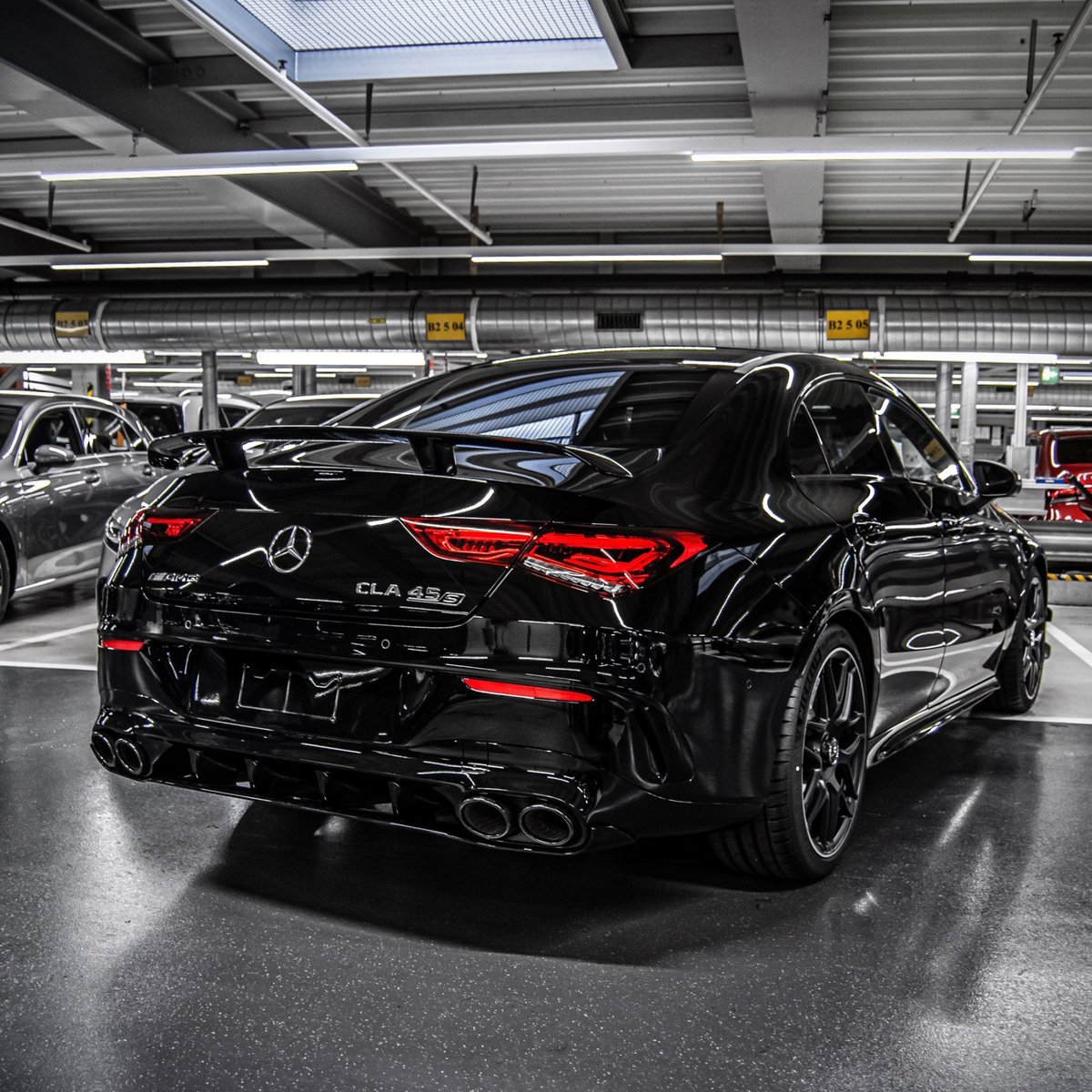 MercedesAMG's tweet image. [Kraftstoffverbrauch kombiniert: 8,3–8,2 l/100 km | CO₂-Emissionen kombiniert: 190–187 g/km | amg4.me/efficiency-sta… | Mercedes-AMG CLA 45 S 4MATIC+ Coupé]

The AMG aerodynamics package includes a fixed rear wing, launching you directly into the world of #DrivingPerformance.