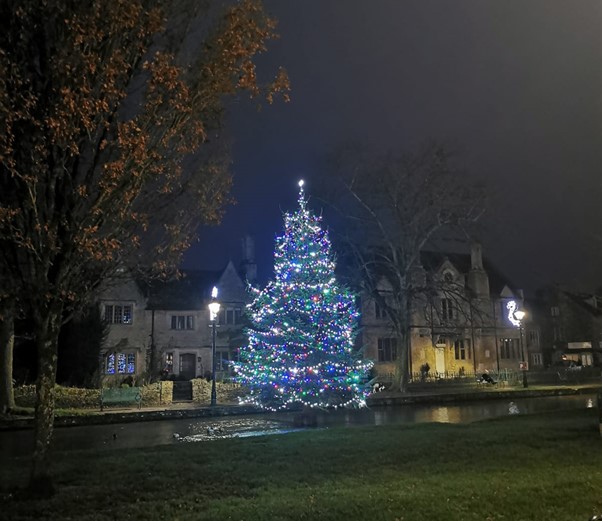 After what has been a very stressful, unpredictable &amp; most challenging year for us all, we would like to wish you a Merry Christmas and a Happy, Safe &amp; Prosperous New Year from all the team at Harrison James &amp; Hardie.
#estateagents  #merryxmas #cotswolds #bourtononthewater