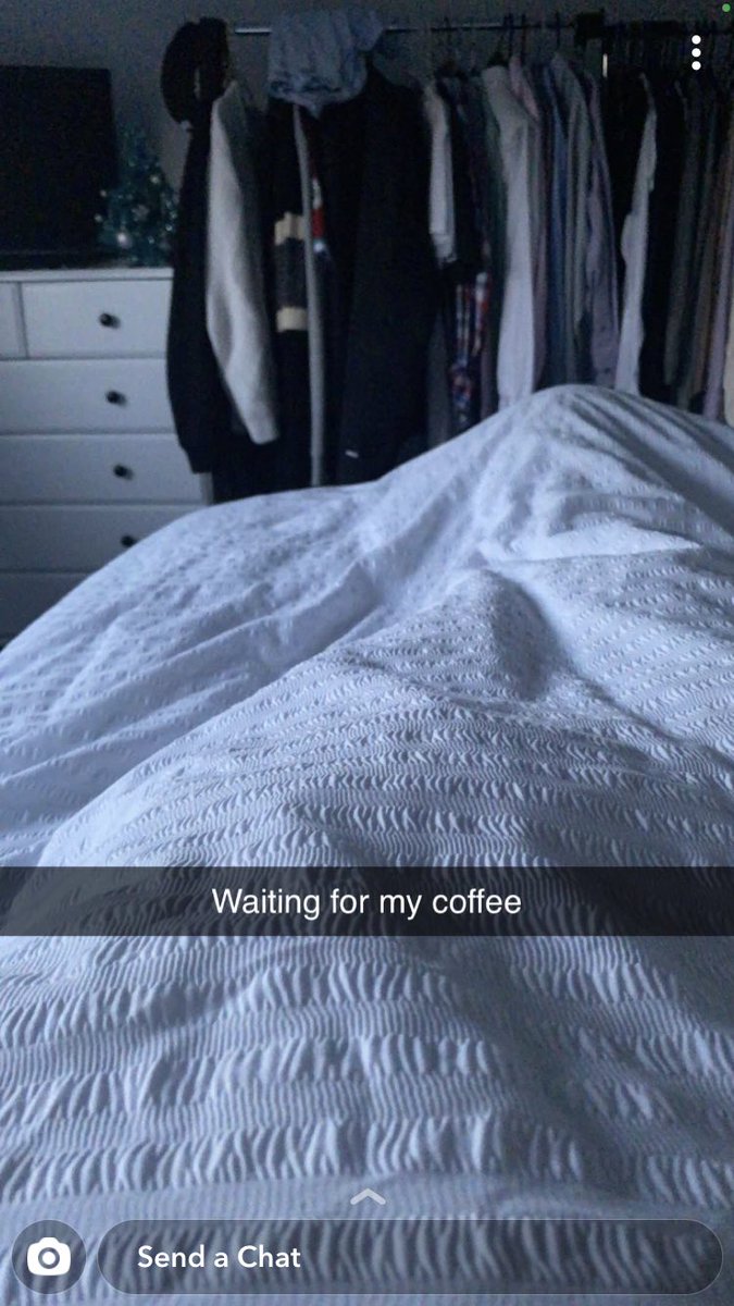 karalar96's tweet photo. Snapchat from my boyf when laying right next to him 👍🏼 https://t.co/aYWVE0cuS5