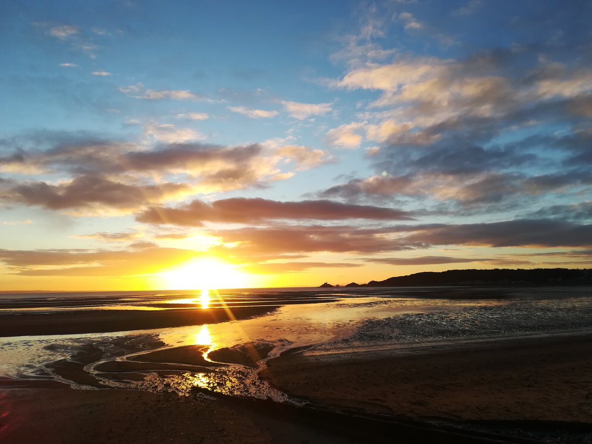 CorrinneBenbow's tweet photo. Christmas Eve dawn... https://t.co/zoiQO5AZxV