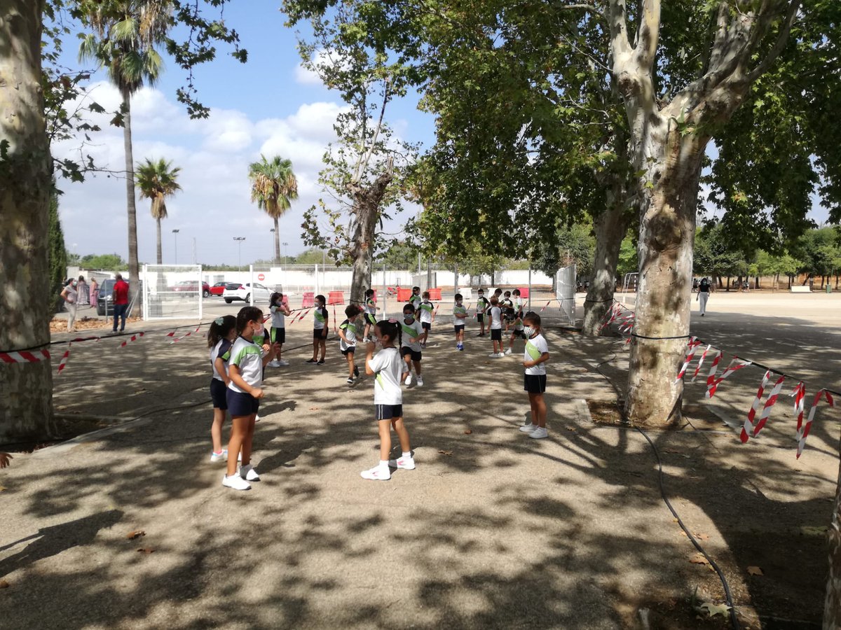 cs_hermenegildo's tweet photo. El Colegio San Hermenegildo, agradece a todas las familias  la responsabilidad y confianza depositada en la labor diaria que se ha desarrollado durante este primer trimestre del curso 2020-21, haciendo realidad una vuelta segura a las clases. 
¡GRACIAS DE CORAZÓN!💙 https://t.co/4McqZTXB9D