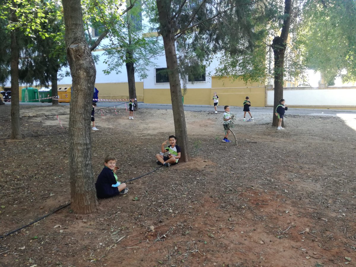 cs_hermenegildo's tweet photo. El Colegio San Hermenegildo, agradece a todas las familias  la responsabilidad y confianza depositada en la labor diaria que se ha desarrollado durante este primer trimestre del curso 2020-21, haciendo realidad una vuelta segura a las clases. 
¡GRACIAS DE CORAZÓN!💙 https://t.co/4McqZTXB9D