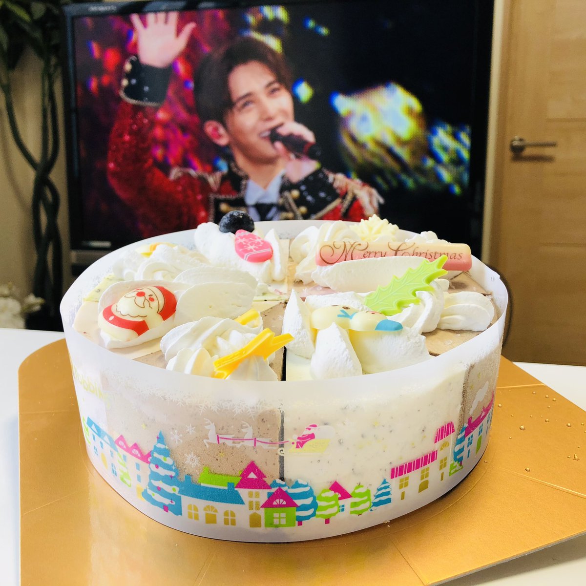 プロソフトクリーマー森川 今年はコロナでクリスマス無し と思ったけど 気分だけと思い 山田涼介様が満面の笑みでお勧めする サーティワンクリスマスケーキ食べながら 現地参戦して神セトリ感動だった台湾公演dvd観てたら最高のクリスマスになった