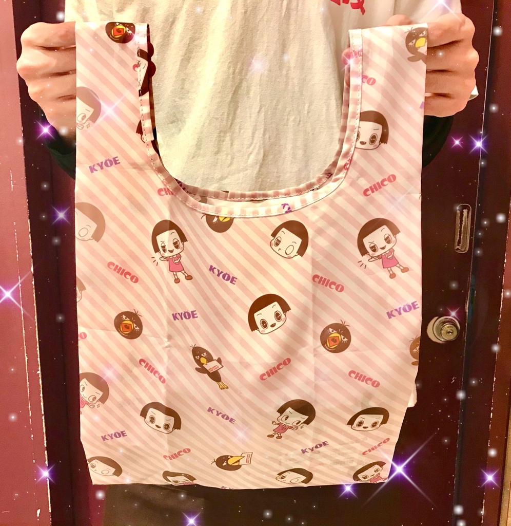 nhk_character's tweet photo. ＼💘 #チコちゃんに叱られる ！💘／

大人気のチコちゃんのミニエコバッグ☝️🌟

お柄が可愛いのはもちろんですが、とにかく使いやすいサイズ👍
１つ持ってると絶対に便利ですよ👏

👉ピンク、ネイビーの2種類✨
👉お値段、税抜き¥850です✨

#東京駅 店、 #ソラマチ 店で好評発売中〜💘 https://t.co/psMMt2J1lY