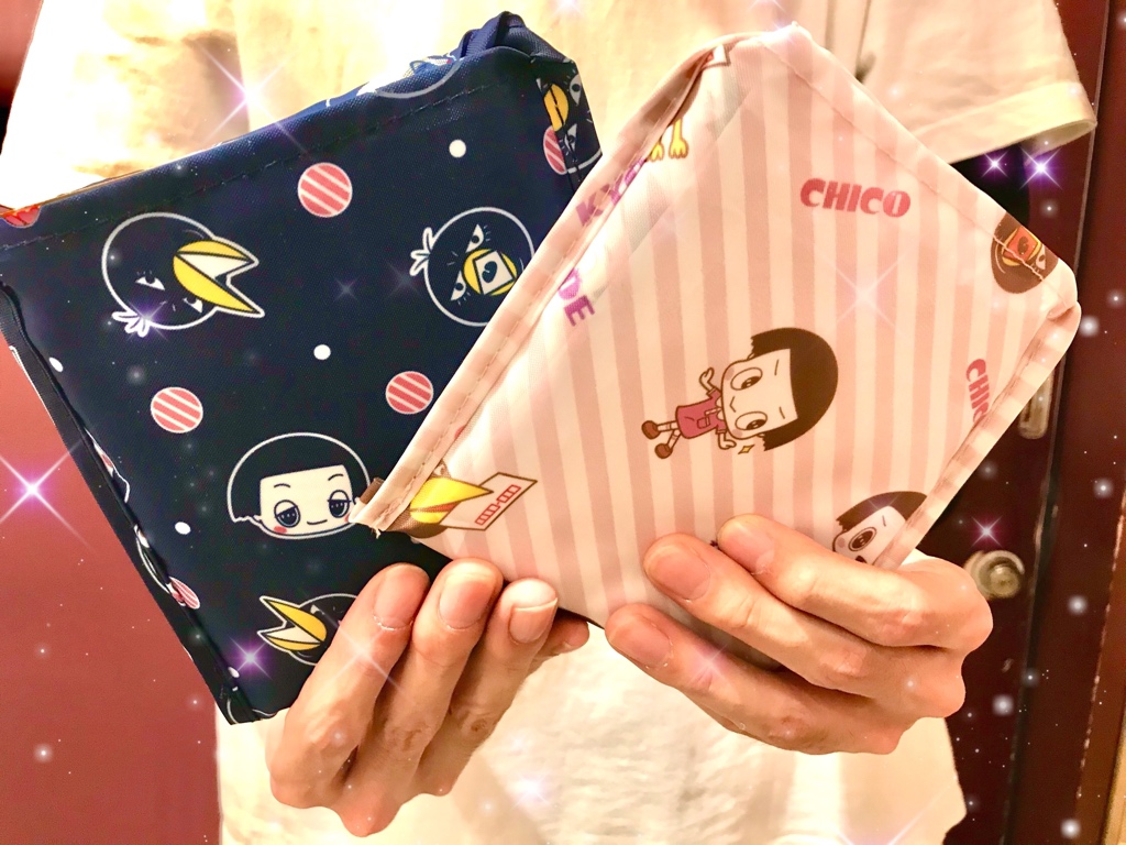 nhk_character's tweet photo. ＼💘 #チコちゃんに叱られる ！💘／

大人気のチコちゃんのミニエコバッグ☝️🌟

お柄が可愛いのはもちろんですが、とにかく使いやすいサイズ👍
１つ持ってると絶対に便利ですよ👏

👉ピンク、ネイビーの2種類✨
👉お値段、税抜き¥850です✨

#東京駅 店、 #ソラマチ 店で好評発売中〜💘 https://t.co/psMMt2J1lY