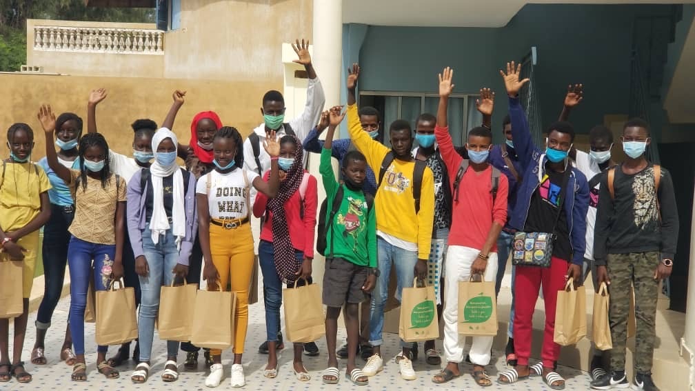daustofficial's tweet photo. #English Access Microscholarship Program at DAUST, sponsorisé par US Embassy #Senegal, pour l’apprentissage de l’anglais à des élèves du CEM Tafsir Yate Ciss (Somone-Ngaparou).
#English #ComunityService #Access2020 #Kebetu https://t.co/isS7o986AZ