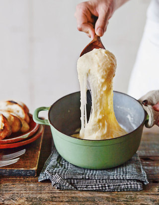 オレンジページ編集部 On Twitter 今夜のレシピ 迷ったらこれ アリゴ じゃがいもとチーズを練り上げて作る フランス オーベルニュ地方 の郷土料理 びよーんとのびる姿は みんなの拍手喝采まちがいなし Https T Co Kgsruw0lx1 今日のおかず 今日のごはん