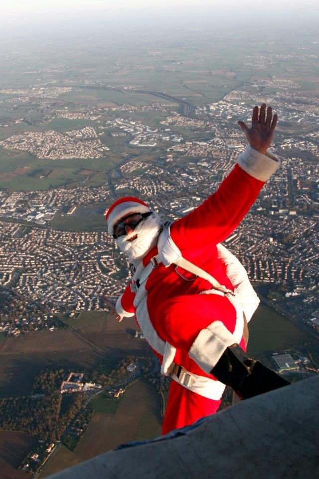 volsdemax's tweet photo. Je vois souhaite un bon réveillon les amis ! Merci d’être si nombreux ! 
Je m’assure que le Père Noël passe bien chez vous 🎁✈️ https://t.co/RRJ8Z9BTFY