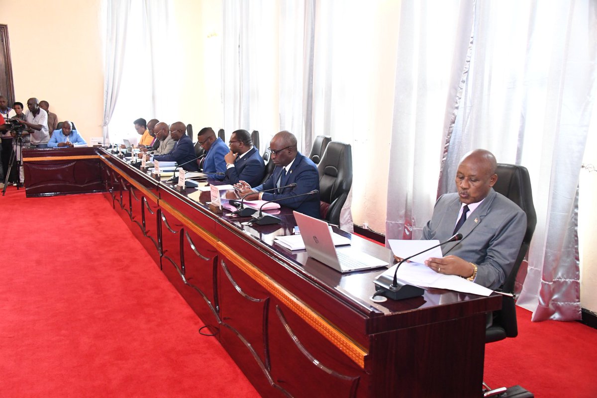 MinCoMedia's tweet photo. #Burundi La Ministre @NIJIMBEREMarie1 participe aujourd’hui au dernier conseil des ministres de cette année à @Gitega. Parmi les points à l’ordre du jour figure La Stratégie Nationale de Communication pour le Développement en appui au Plan National de Développement (PND). https://t.co/NWiaGp46Ed