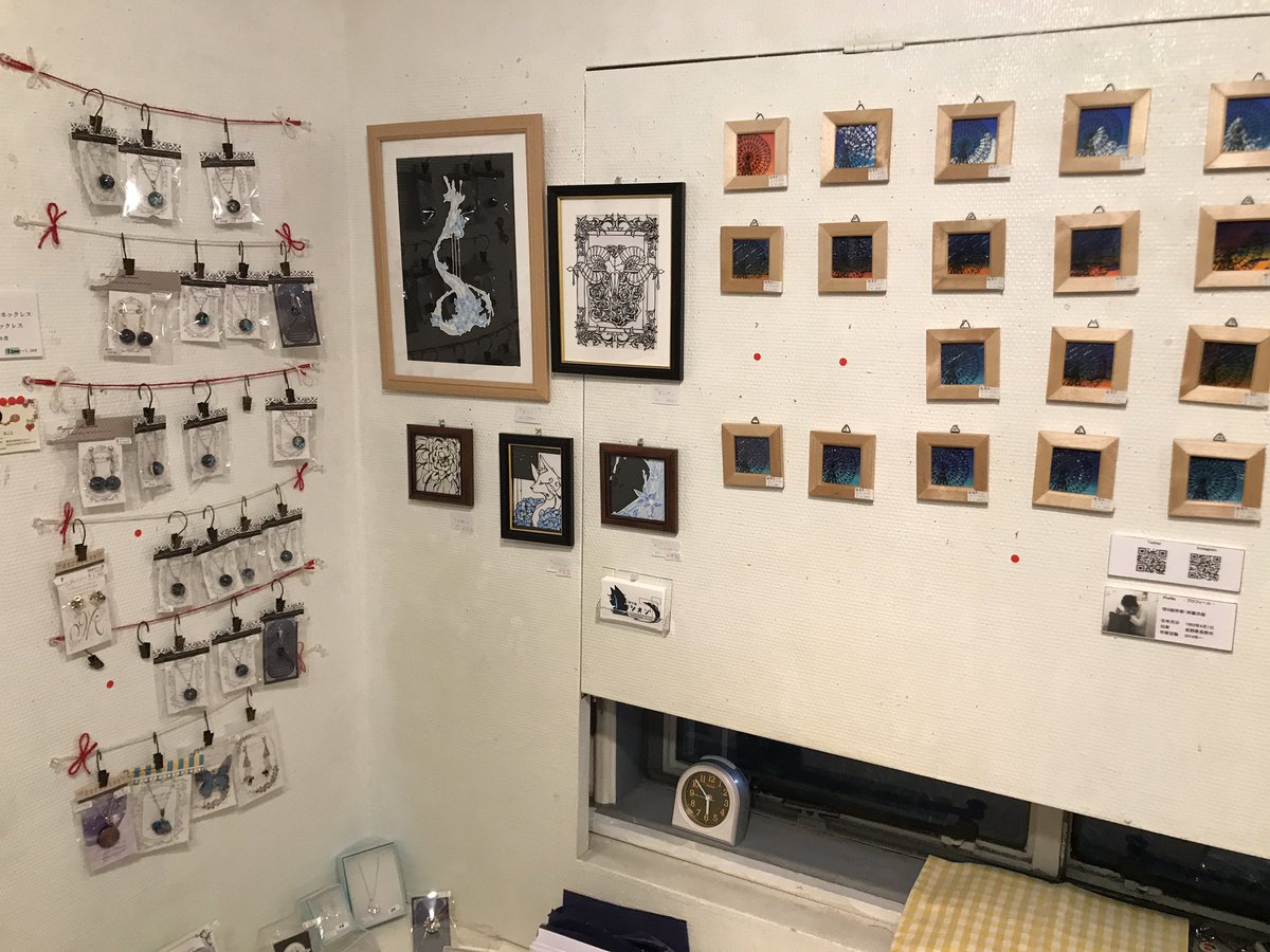 北英明( @shonan211 )さんが参加しているグループ展「真夜中すぎの展覧会5」が会社近くでやっているので、仕事上がりにちょいと寄ってきました。
メインのお目当てはキタさんが描かれていた絵だったのですが、他の方々もスゴい…特に切り絵作家の方々の展示には圧倒されました。
4枚目、これ切り絵… 