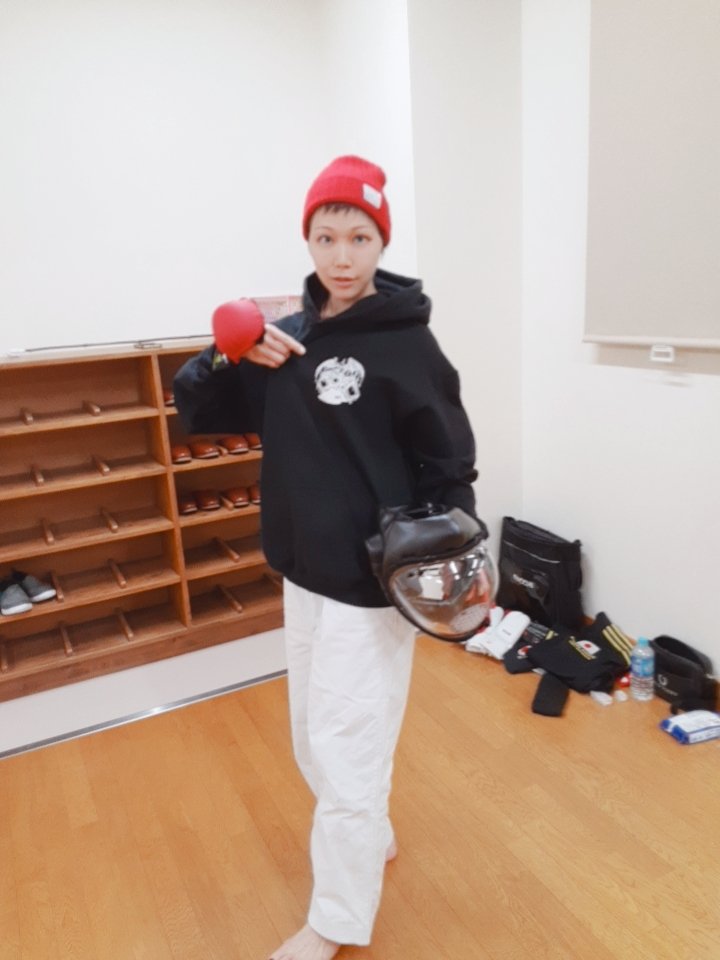 OUTOご本人ミッチュンから
OUTOパーカープレゼント届いた！ミッチュンありがとう🙌💕
正直者は馬鹿を見る😎

抗がん剤翌日、副作用あるけど
今から貸し切り稽古ですの🥋
バッチ活きてる🙌

メリークリスマスイブ

#癌ステージ4
#転移性脳腫瘍 
#骨転移 
#余命宣告