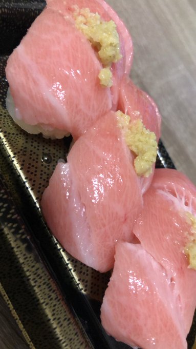 テッカテカの大トロ握り買ってきて食した🤤足りないw https://t.co/9d109hxIUU