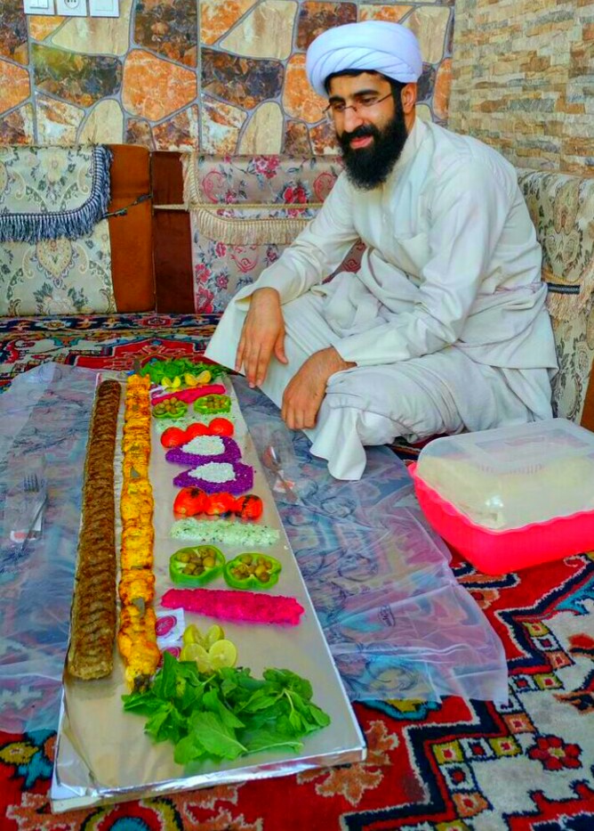 irandokht66's tweet photo. شاه وشهبانوی مملکت درحال خوردن غذای فوقٍ لاکچری وگرون قیمت«آبگوشت».!!

ولی آخونددوزاری که شایعه میکردشاه باقاشق طلاغذامیخوره حالاخودش درحال خوردن جوجه کباب زعفرانی وکباب سه متری.! https://t.co/aHHeEk2psQ