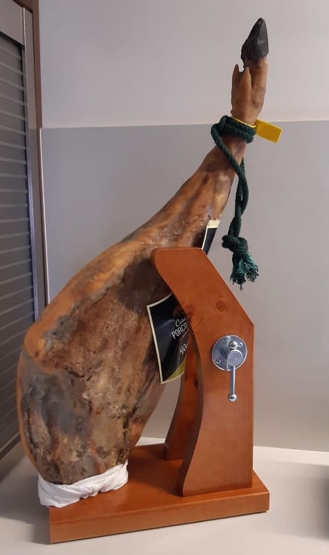 cardosradomonte's tweet photo. Presunto de porco preto,
Ainda vai a tempo de ter um na sua noite de natal.

(imagens enviadas pelo cliente) Obrigado pela preferência.

#jacomeramqueijohoje,#echourico,#cardosradomonte,#CARDO https://t.co/dJf1SrA3pJ