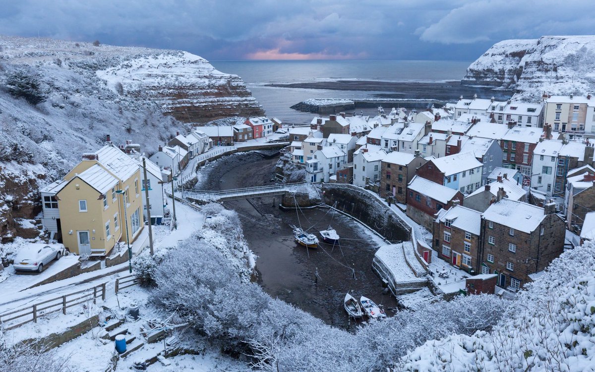 GREATBritain's tweet photo. Snow at the seaside. Staithes looked pretty perfect with a sprinkling of snow. 🎄(https://t.co/fGF3YZStOE) 

Has the #uksnow reached you? We'd love to see your photos! 

#WelcomeToGREAT ❄️🇬🇧 https://t.co/ulKr7GdZML