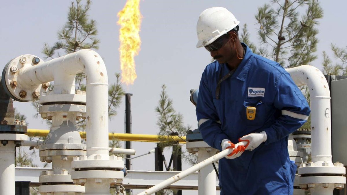aflomagazine's tweet photo. Nigeria: Buhari inaugurates a flared gas processing facility in Edo State.
#Nigeria @NPDC @NNPC #inauguration #oil #ceremony #gascentre #distributionchannel #logistics #transport #supplychain
https://t.co/iaVwV5KY4a https://t.co/54FhtuFKtc