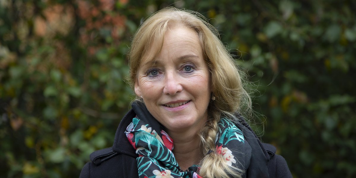 Esther (57): ‘Ik kan genieten van de stilte en van de verdieping in mijn vriendschappen. Sinds ik kanker heb gehad, zijn de gesprekken veranderd. Kunnen we het hebben over het "echte leven". bit.ly/3gl0YUn
#olijf #handenineen