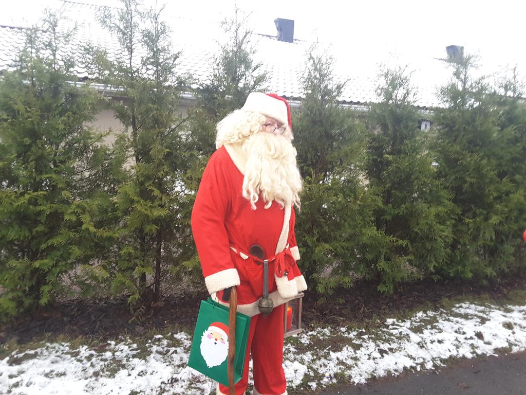 Parolantien varrella on tasan 20 vuotta vilkuttanut  joulupukki ohikulkijoille. Nyt hän on 84-vuotias ja iloinen siitä, että on kuunnellut sydämensä ääntä. Vilkuttanut, heilauttanut lyhtyään ja jakanut hymyään.