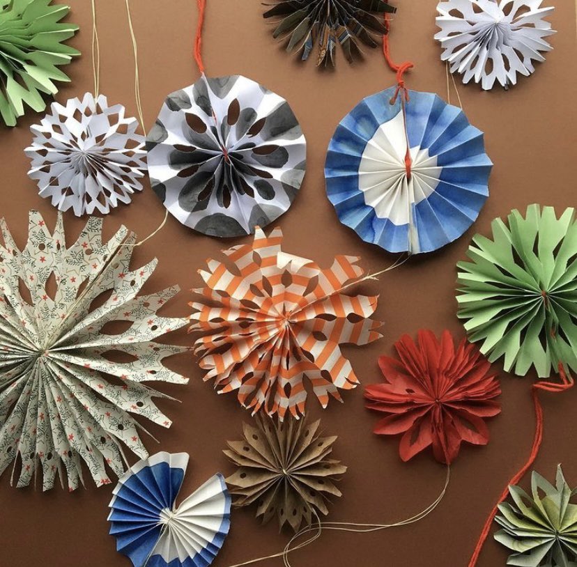 HepworthGallery's tweet photo. Head over to our IGTV to find out how to make your own paper snowflakes with artist Jo Blaker.  Perfect for keeping kids occupied today! 

👉  https://t.co/MTAUUhJhRy

#THWCreates #ChristmasCrafts https://t.co/JA6ttKjfJI