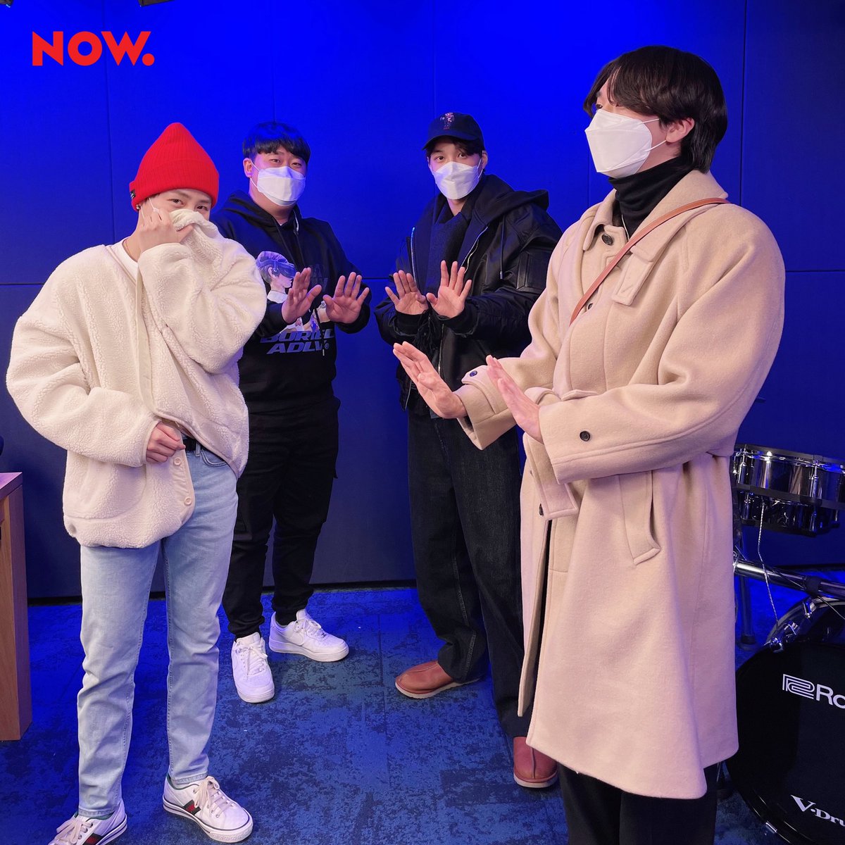 npop_zip's tweet photo. #심야아이돌 ⭐️현실친구 등.장⭐️ 카종~ #카이✌🏻 찐친들 앞에서만 나온다는 말랑 #종인 이로 변신해 텐션 만렙 찍어버렸다🤭 깜짝 게스트 문규와 권호 등장에 장꾸력까지 만렙⬆️ 친구들이랑 레알루 수다 떨고 편하게 놀다 갑니다~ 다음엔 #우정패딩즈 완전체로 같이 놀기 어떤가요👋🏻 #하성운 #NOW온에어 https://t.co/s2GwgsDZWb