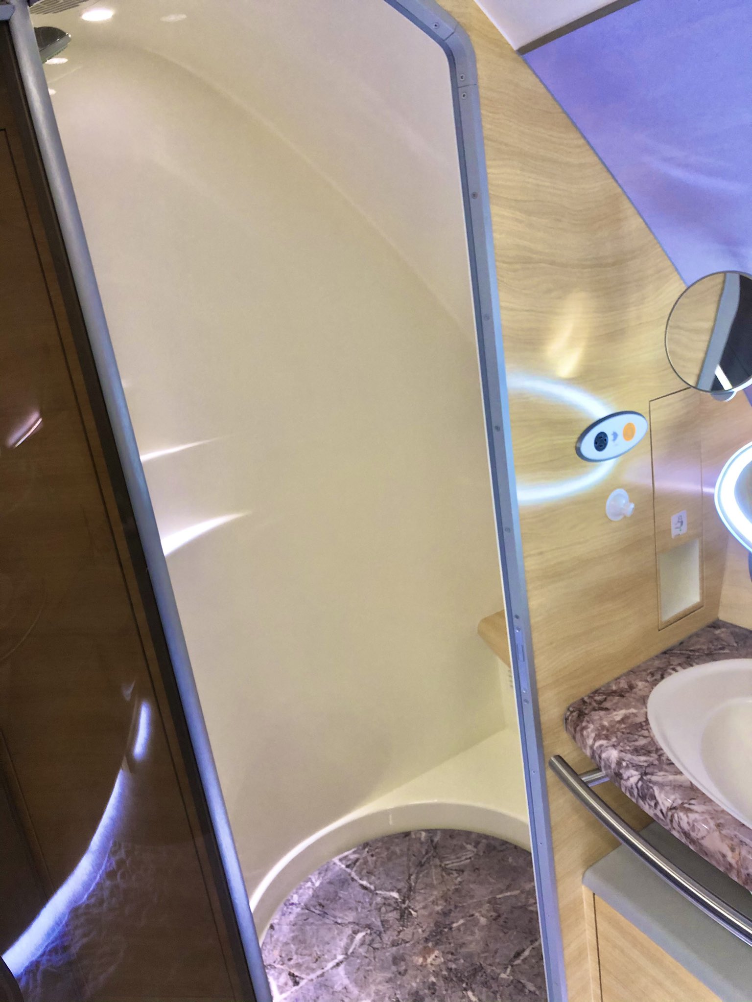 みさちゃす9 22顔フル整形 Al Twitter 緊急時は上から酸素マスクも出てくる 説明された時笑った ここはデフォルトのトイレでもありシャワールーム 貰えるポーチやアメニティは安定のブルガリ ただ一点 ゴミ箱が無い 折り畳まれた紙袋があるのでそれに