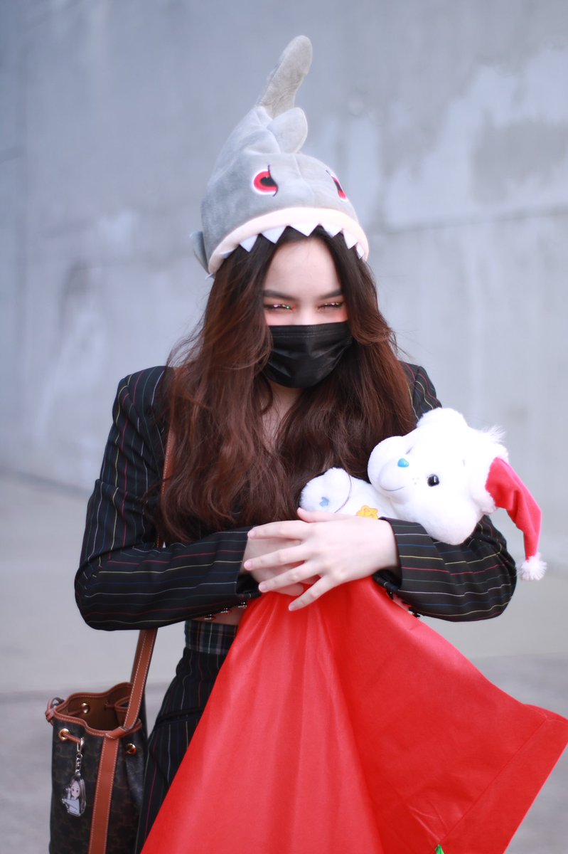 allybarofficial's tweet photo. [201224] CH3
อะไรอยู่ในถุงน้าาา 👀🧸🎄🤍

#ALLY
#ALLYsONLY
#allynitibhon
#411music
#แอลลี่ https://t.co/MLi5jcRcTZ