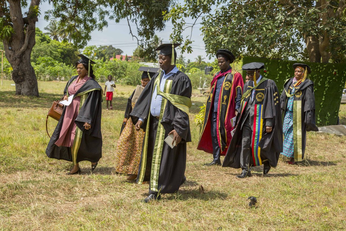 maktaba63's tweet photo. #slads_graduation2020 https://t.co/swb2L8KiSF