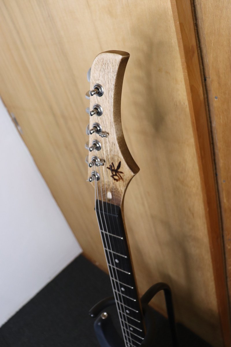 ajiCRAFTguitars's tweet photo. ギタープレゼント企画！

ズタボロ状態から私がリストアしたギターを1名様に差し上げます。
・応募条件はフォロー＆RT
・締め切りは12/27（日）

素人リストアですので塗装の失敗等あります。ガッツリ使用もしたので、美品をお求めの方は応募をお控えください。
詳細は↓ https://t.co/uECJT4cUbf