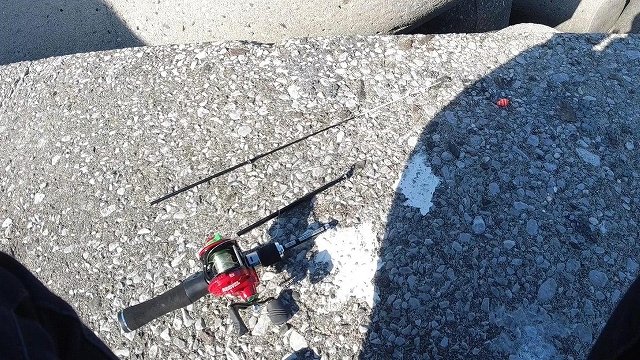 前回買った穴釣り用の竿が3つに折れてしまいました！
強く引っ張りすぎたみたいです。
穴釣りは楽しかったのでもう一度購入して、またやってみます☺️