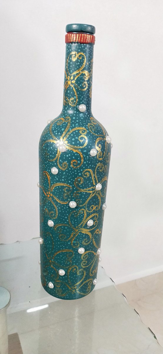 Here's an idea to recycling your old glass bottle and give it to a new look 💫😍💚💛🎨🖌️

#bottleart #art #Artworks #HomeDecor #DIY