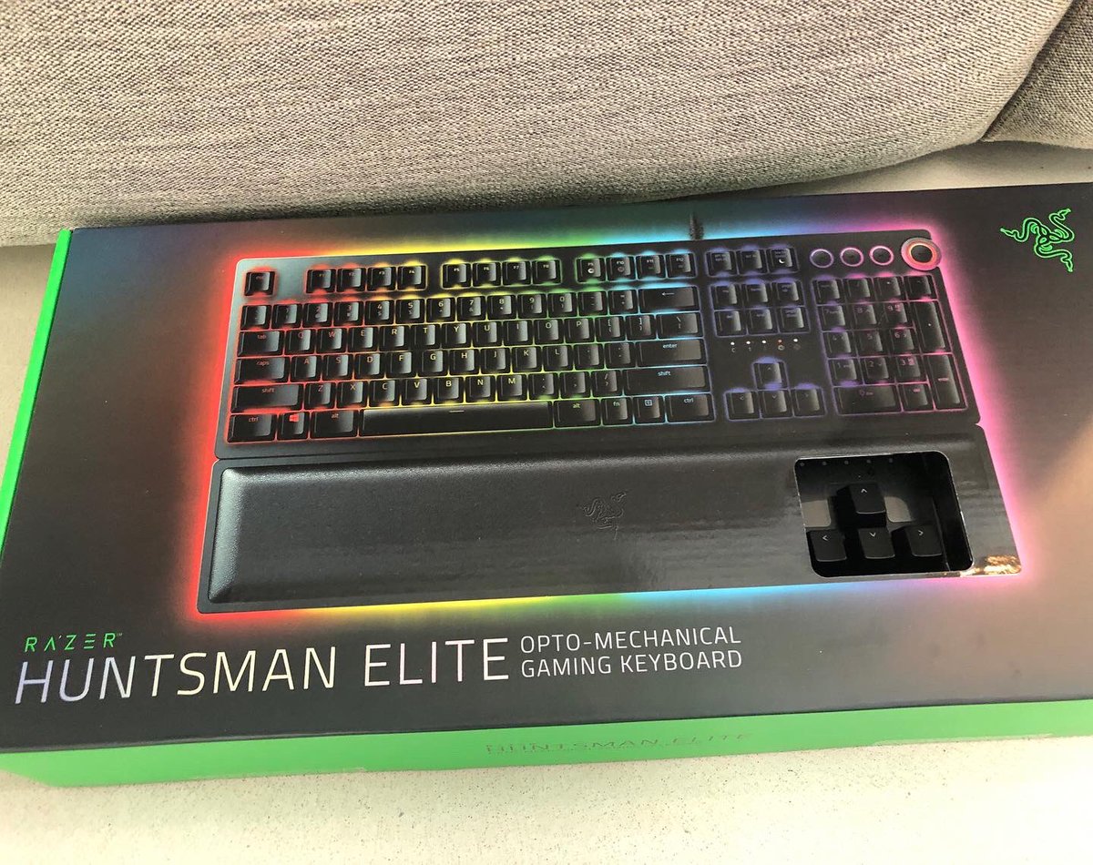 lollypeach77's tweet photo. Who’s been a good girl 🎄
Merry Xmas Peaches 😇
#razer #huntsmanelite #keyboard #laserkeyboard #opticalswitch https://t.co/fqhv7zA419