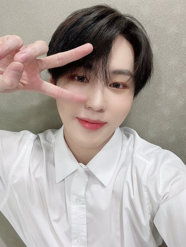 HSW_officialtwt's tweet photo. [☁]
⠀
크리스마스 이브를 맞아 준비한 클라우즈의 스페셜 무대 어떠셨나요⁉️
⠀
따뜻한 노래 선물과 함께
행복한 크리스마스 보내세요 💕
⠀
#하성운 #HASUNGWOON
#조승연 #WOODZ 
#클라우즈 #엠카_크리스마스
#메리크리스마스 🎄 https://t.co/tGM64hoH87