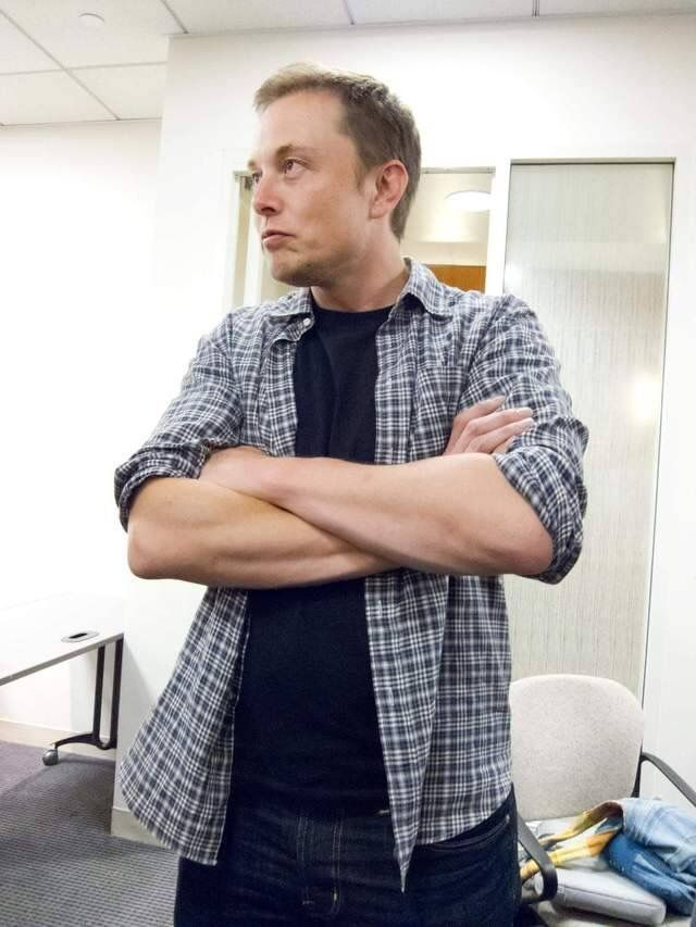 just for fun here are a couple of sets of elon photosfirst, the classic arm cross pose that photographers insist on, and that journalists/editors love to use because it's such a tropeI'll even throw in one of him facing the left, so subversive and contrarian