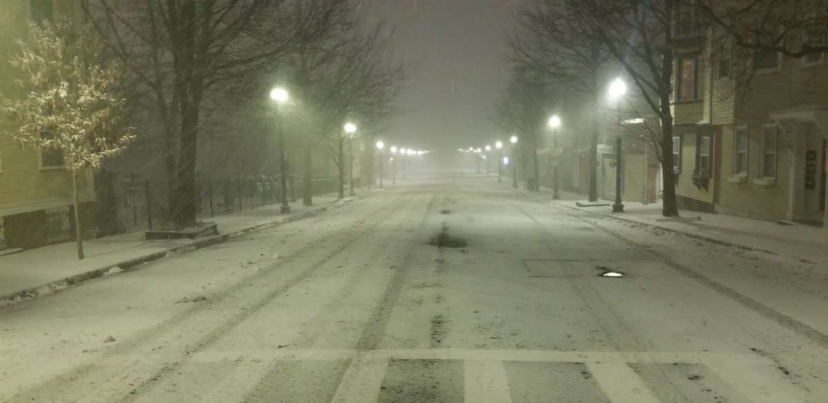 StellGuy's tweet photo. Coming down hard! Be careful out there. #charlestown #boston #SnowStorm2020 #snow #bostonatnight https://t.co/TSuy0L0qc6