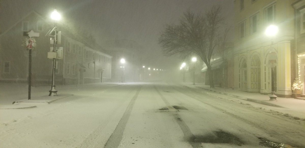 StellGuy's tweet photo. Coming down hard! Be careful out there. #charlestown #boston #SnowStorm2020 #snow #bostonatnight https://t.co/TSuy0L0qc6