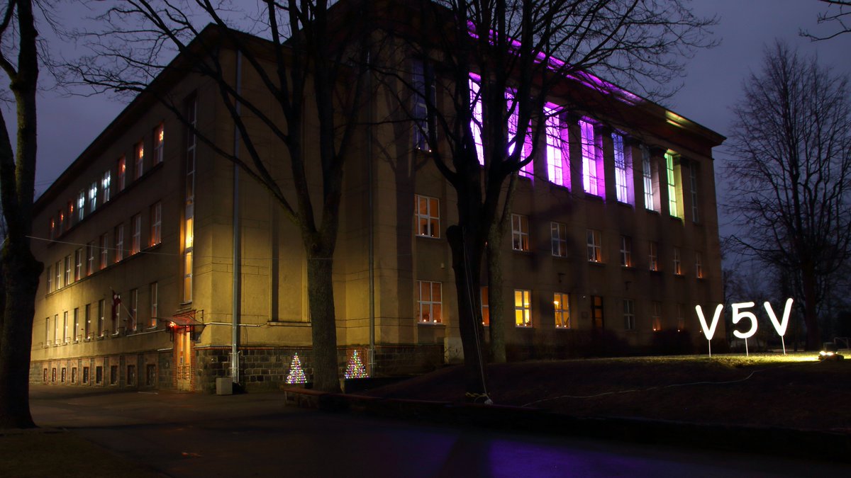 Labrīt! Uzgavilējam mūsu Jubilārei! Daudz laimes, Valmieras 5.vidusskola! Kā katru gadu, sveicam Tevi ar svecīšu liesmiņām katrā rūtī!