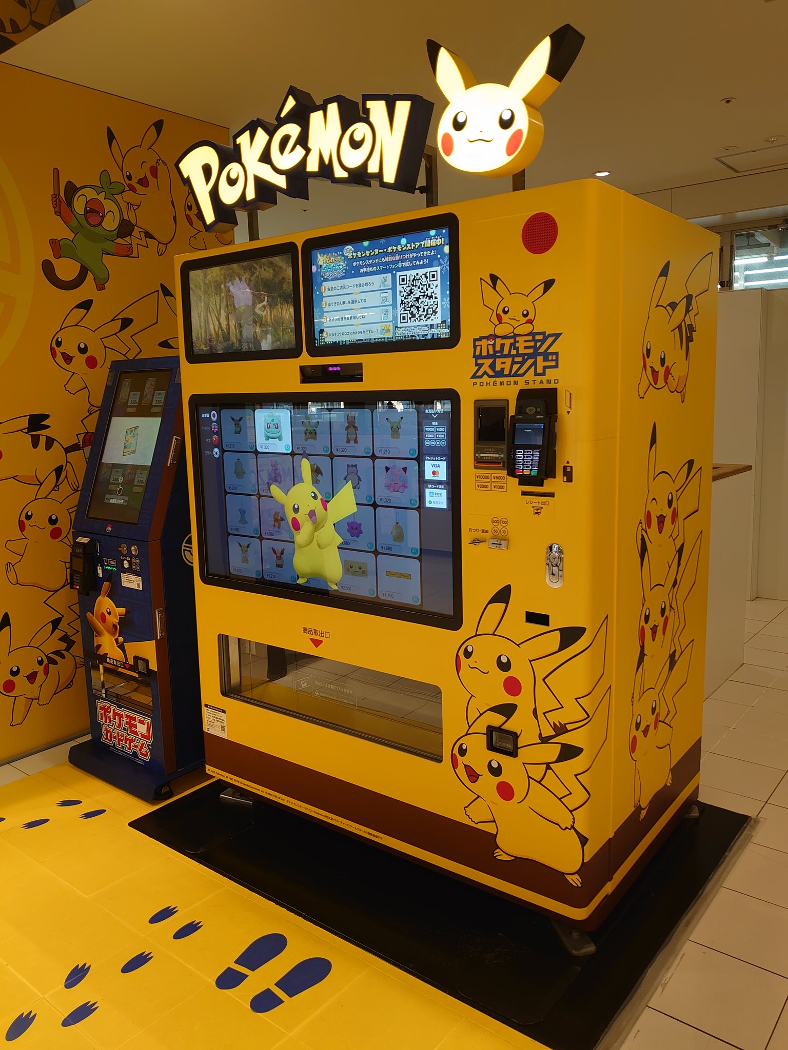タカピカ Full 反対側のexpasa海老名 上り に来ました ここにもポケモンスタンドがありますが 新たにポケカの自販機がスタンドの横に設置されていました 今回のピカチュウは寝起き顔ですよ ポケモン ポケモンスタンド ピカチュウ