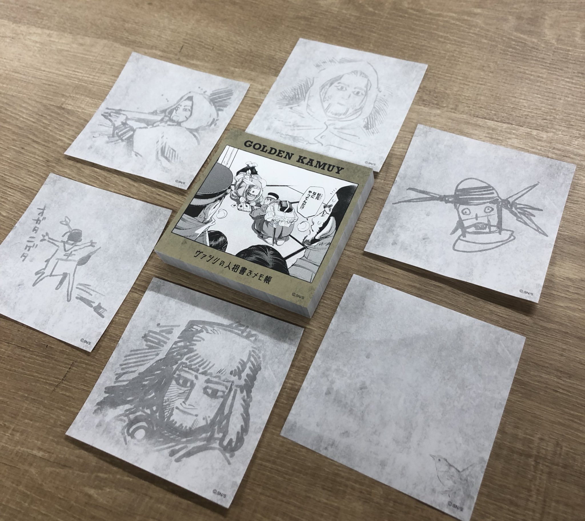 ジャンプショップ Jump Shop 公式 ジャンプフェスタ21先行原作商品情報 ゴールデンカムイ より ヴァシリの人相書きメモ帳 が登場 文字を書くのがもったいない 作中でヴァシリと杉元が書いていた絵がプリントされたファン垂涎のアイテム
