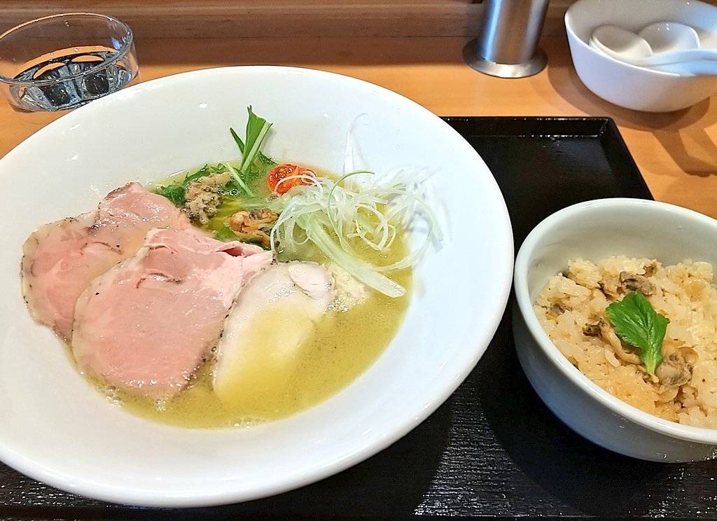 kobe_machiguide's tweet photo. 伊川谷の貝出汁ら～めん「麺屋貝原」貝しおラーメン・貝めしが美味しい！貝の豊かな味わいが塩にマッチして、モチモチの麺とも相性抜群。貝めしも貝の旨みが広がり手が止まりません。店も清潔で、神戸まちガイド的には市内ラーメンベスト5に入る名店。伊川センタービルPあり。神姫バス上脇バス停すぐ。 https://t.co/rG975xWoZc