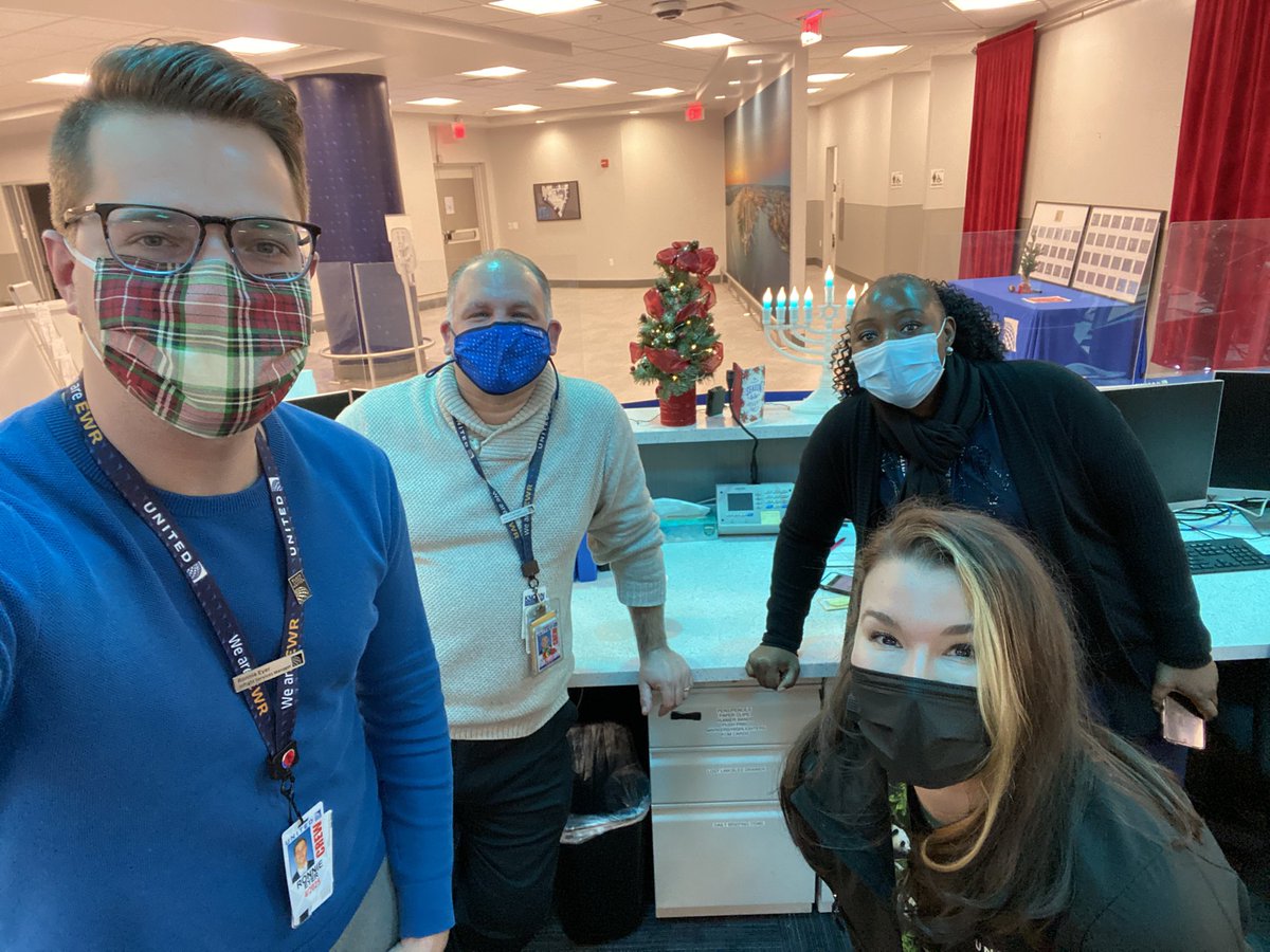 2020 EWRSW WinterStorm Crew. Told them to go home yet they elected to stay through the night until all is OFF! Great planning and teamwork!  <a href="/StacyC_United/">Stacy Chudoba</a> <a href="/Izzy_United/">Izzy (He/Him/His)</a> @DeanWhitt44 <a href="/jslate78/">John Slater</a> <a href="/EWRmike/">Mike Erbeck</a> <a href="/MikeHannaUAL/">Mike Hanna</a> <a href="/Tanika_EWRSW/">Tanika</a> @lindsayUALEWR