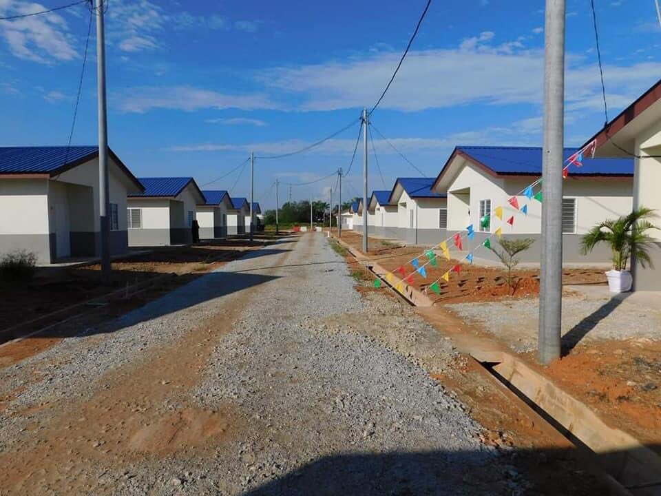 PROJEK PERUMAHAN RANCANGAN PERKAMPUNGAN TERSUSUN (RPT) KAMPUNG TOK NGAH MUKIM KUALA KURAU AKAN DILAKSANAKAN PADA TAHUN HADAPAN DI KAWASAN SELUAS 10 EKAR. PERUNTUKAN 10 JUTA UNTUK PENGAMBILAN TANAH DAN PENYEDIAAN INFRASTRUKTUR ASAS TELAH DILULUSKAN OLEH KERAJAAN NEGERI PERAK.