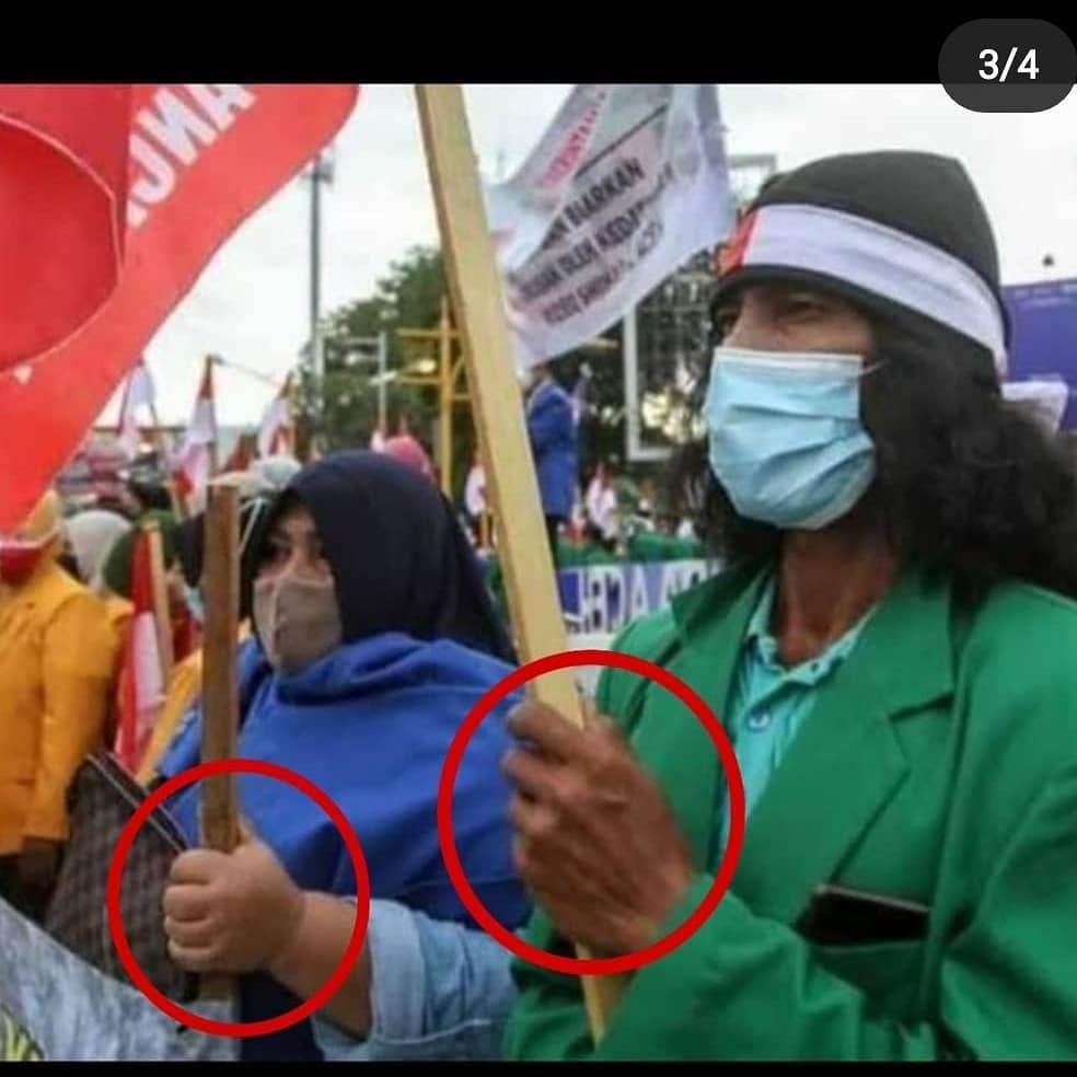 Ameeranti's tweet photo. Skenario yang sangat tidak Apik. Mana ada Almamater yang tidak ada Logo Kampusnya..?? 🙄

Wajah2 mahasiswanya? 🤣😂

Dan Aceh tidak akan mungkin menolak F,PI dan HRS. 

FYI : Ketika Bencana Tsunami 2004, F,PI telah ada untuk Aceh, mengurus Korban Tsunami tsb. https://t.co/qOptAkdDoP