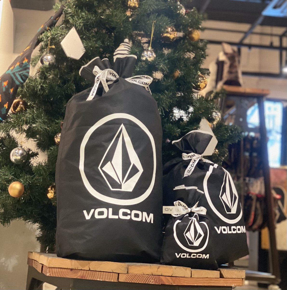 Volcom Store Tokyo Free Gift Wrapping 12 25 金 までの期間giftラッピング無料 まだクリスマスプレゼントを買ってない方は 老若男女問わず喜ばれる商品を多数用意しております スタッフが プレゼント選びのお手伝いをさせていただきます ぜひこの Volcom Store Tokyo Free Gift Wrapping 12 25 金 までの期間giftラッピング無料 まだクリスマスプレゼントを買ってない方は 老若男女問わず喜ばれる商品を多数用意しております スタッフが プレゼント選びのお手伝いをさせていただきます ぜひこの