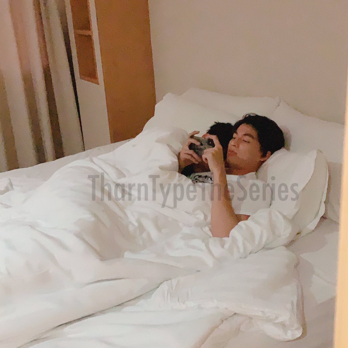 eupjimin's tweet image. lembrando aqui de quando mewgulf estavam deitadinhos juntos, o mew acabou dormindo e o gulf tava jogando, então o bebê reclamou de dor no pescoço e o mew mudou de posição para que o gulf ficasse no travesseiro e abraçou a cintura dele e dormiu de novo 🥺