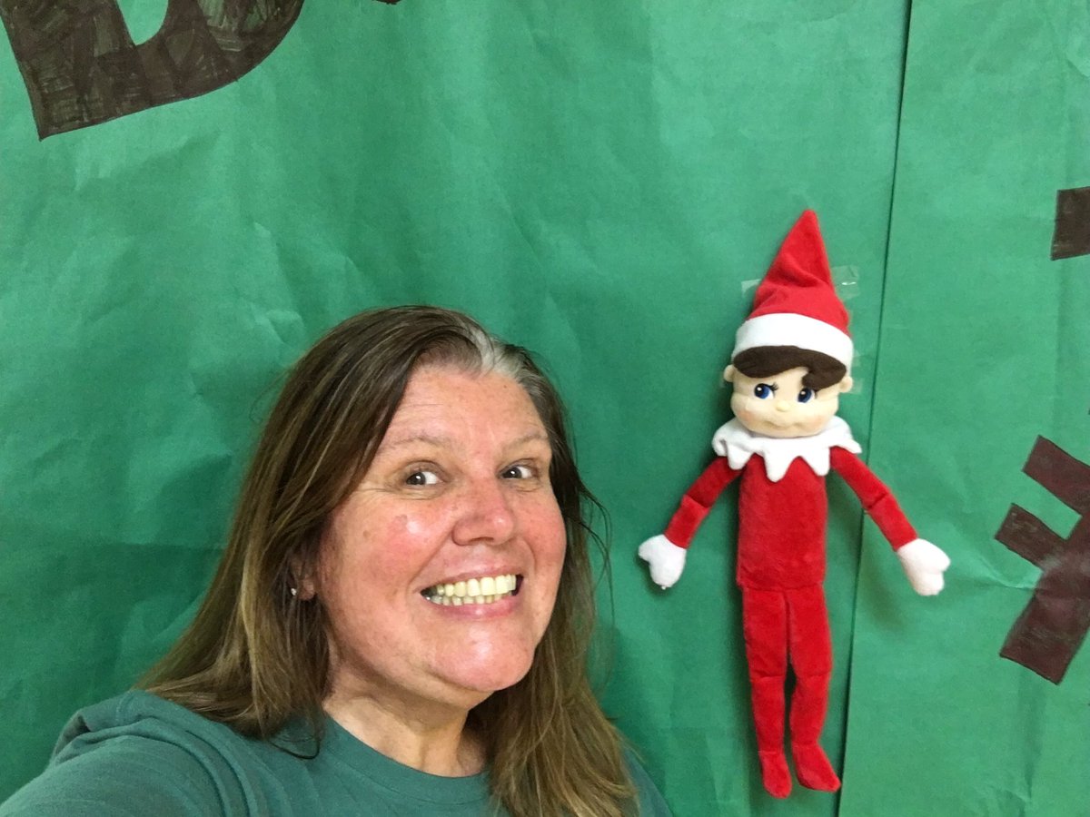 Why yes <a href="/UHSTitans411/">Titans News NeTwork</a> &amp; @UHSChenoweth I did #selfiewithelfie ! And I’d do it again.