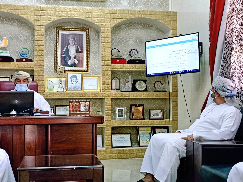 EduGovNBT2605's tweet photo. اجتماع مدير المدرسة الأستاذ فهد الريسي مع اللجنة المالية بالمدرسة لمناقشة البنود المالية للعام الدراسي 2020-2021م
#فعاليات_تعليمية_شمال_الباطنة 
#مدارسنا_بأعيننا https://t.co/hKfTljw2g5