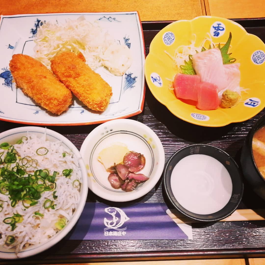 小岩デラックス コイデラ 北口の日本海庄やでランチ カニクリームコロッケとしらす御飯をいただきましたw ふわっふわのしらす めちゃまいう でした それにしても 見回すと昼からみんな飲んでるなぁ さすが小岩かよ 小岩デラックス 小岩