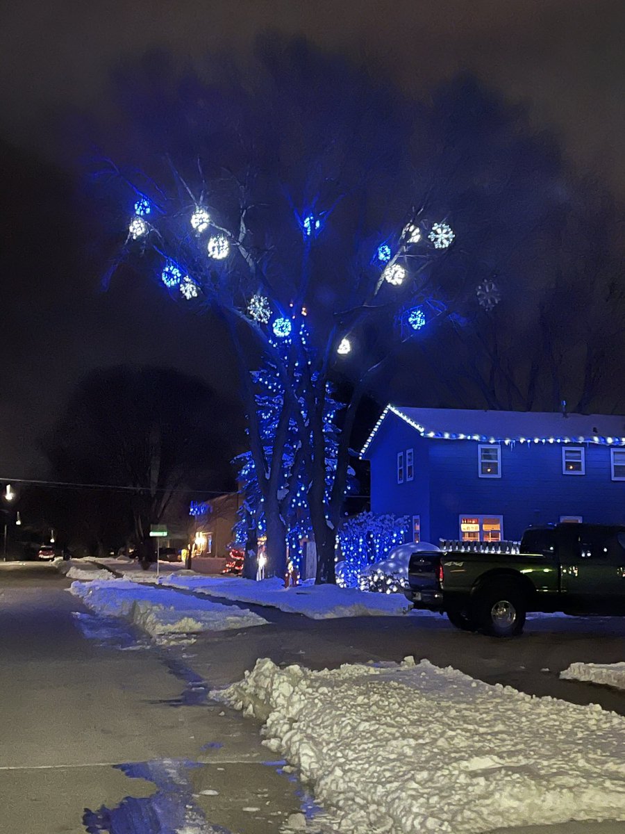 NancyJanssen's tweet photo. One of the houses that were all light up on our hunt for Christmas lights!! #loveChristmas https://t.co/v8HH39Fq4w