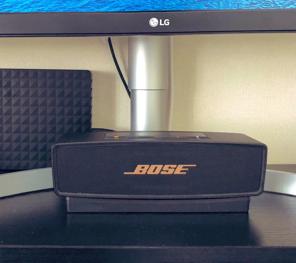 runchestral's tweet photo. BOSEのSoundLink Mini II ワイヤレススピーカー。横幅18cmの小ささで衝撃の音の良さです。
全体の音の解像度も細かく、人の声、歌の音域も綺麗に出力してくれます。
単に低音を持ち上げるものではもちろんなく、小さいので持ち運びもできると思います。おすすめ!
#BOSE #SoundLinkMini https://t.co/M85HphAI1x
