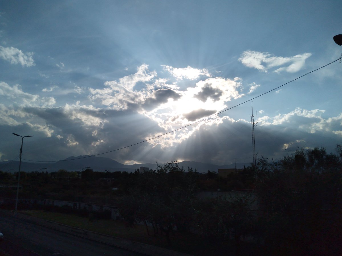sanomari's tweet photo. CU salgo de estación.. Viendo atardecer.. 夕日が特別眩しい.. #メキシコ #cdmx #atardecer #metrocu https://t.co/mtIcSNETOX